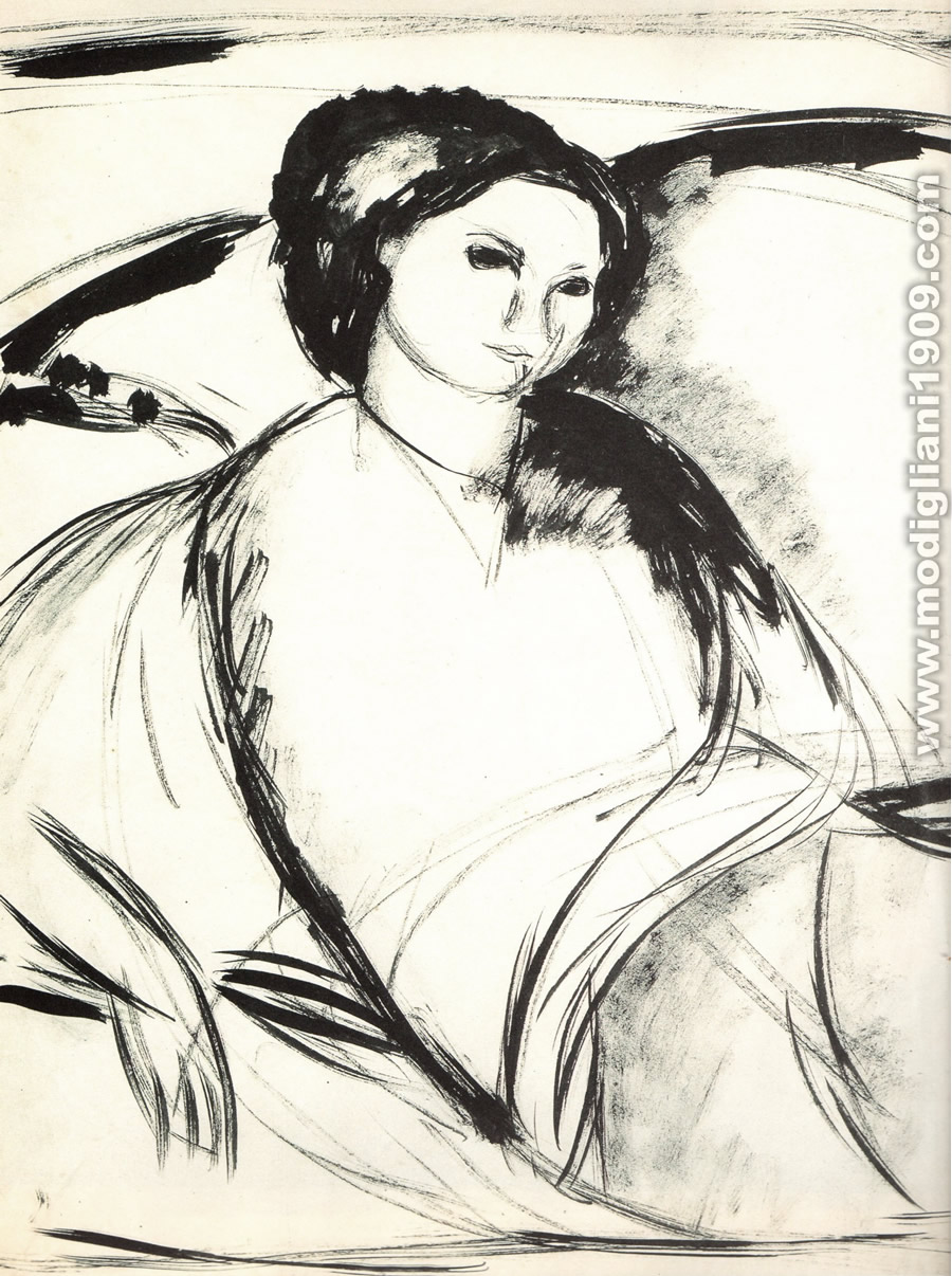 Donna di tre quarti seduta su un letto, appoggiata sul braccio destro