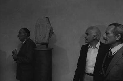 Beffa 1984 - una falsa testa esposta alla mostra di Modigliani a Villa Maria