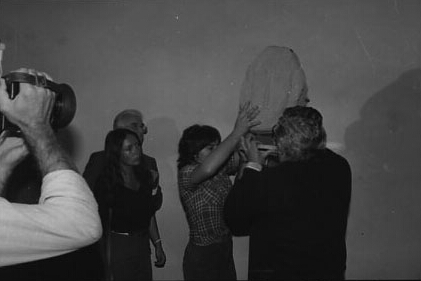 Beffa 1984 - Il momento dell'esposizione di una falsa testa di Modigliani in Villa Maria