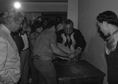 Beffa 1984 - I preparativi per l'esposizione delle false teste di Modigliani in Villa Maria