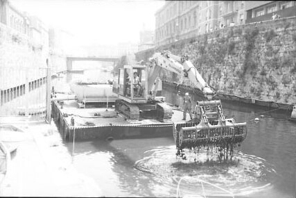 Beffa 1984 - La benna inizia a dragare un tratto dei fossi di Livorno