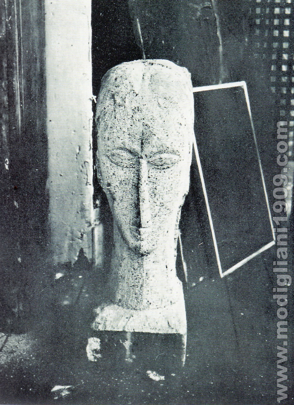 Head (lost), Modigliani, 1910 - 1911, photo taken in the Cardoso atelier in 1911