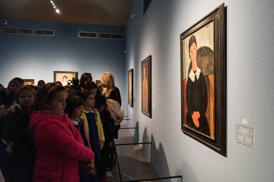 Bambini davanti ai capolavori di Modigliani