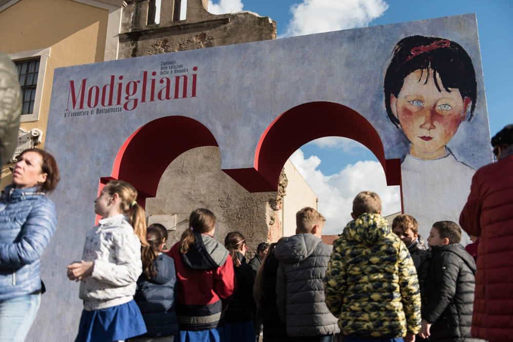 I bambini di Livorno si apprestano a visitare la mostra di Modigliani