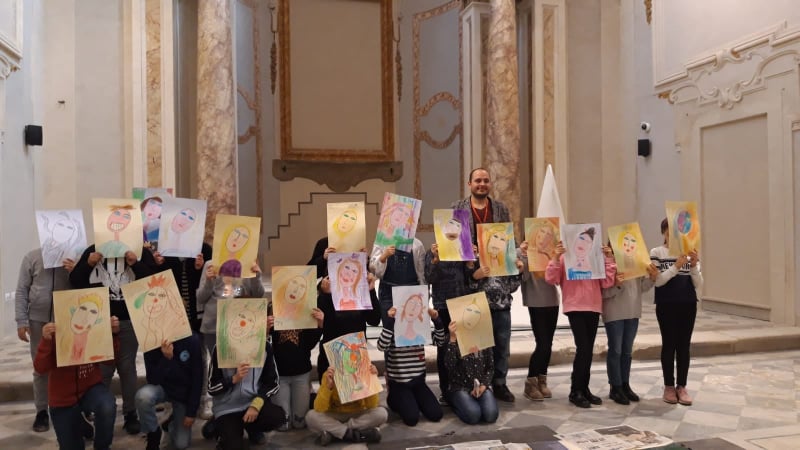 I bambini mostrano i propri disegni ispirati ai quadri di Modigliani con lo storico dell'arte e guida della mostra Jacopo Suggi