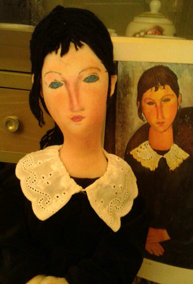 La bambola di Elvira con colletto bianco di Luana Barontini