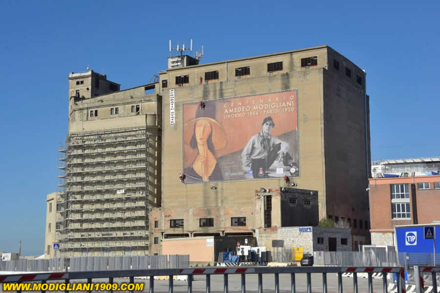Modigliani: gigantografia su silos porto Livorno