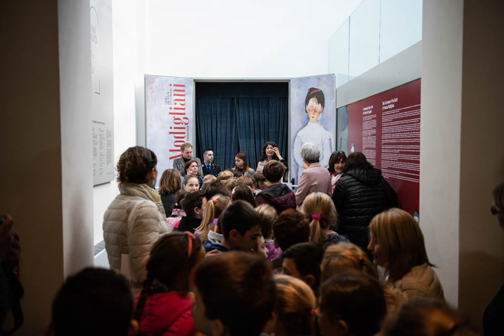I bambini delle elementari stanno per entrare all'interno del Museo della città