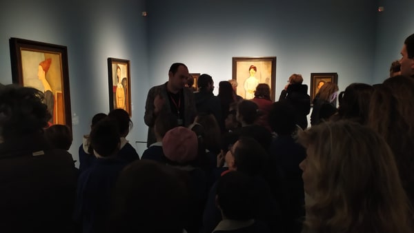 Jacopo Suggi, operatore Museale presso Museo Civico G.Fattori e Museo della Città di Livorno, nella sala delle opere di Modigliani