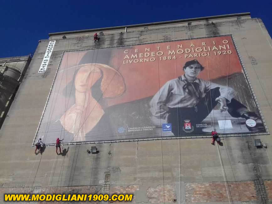 Una gigantografia dedicata a Modigliani stesa all'ingresso del porto di Livorno