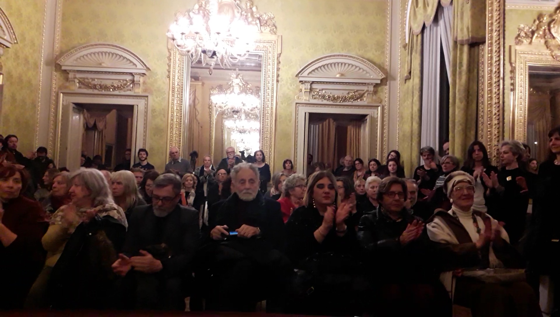 Il pubblico presenta alla Sala degli specchi del Museo Fattori in occasione della presentazione di Beatrice Hastings - in full revolt