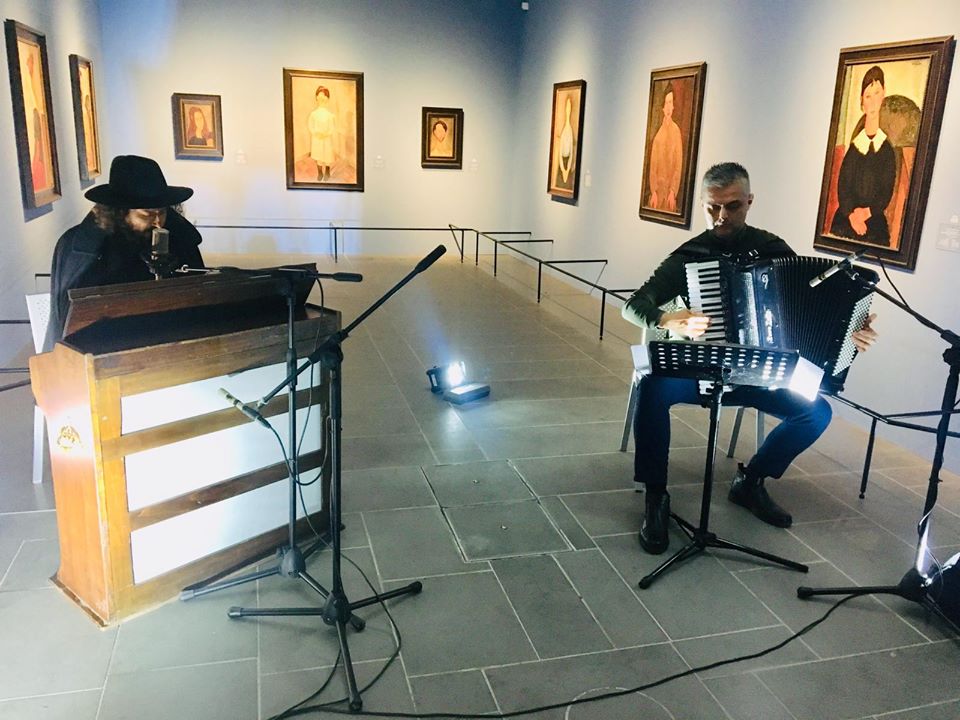 Vinicio Capossela canta la sua canzone dedicata ad Amedeo Modigliani e Jeanne Hébuterne accompagnato dalla fisarmonica del maestro Massimo Signorini